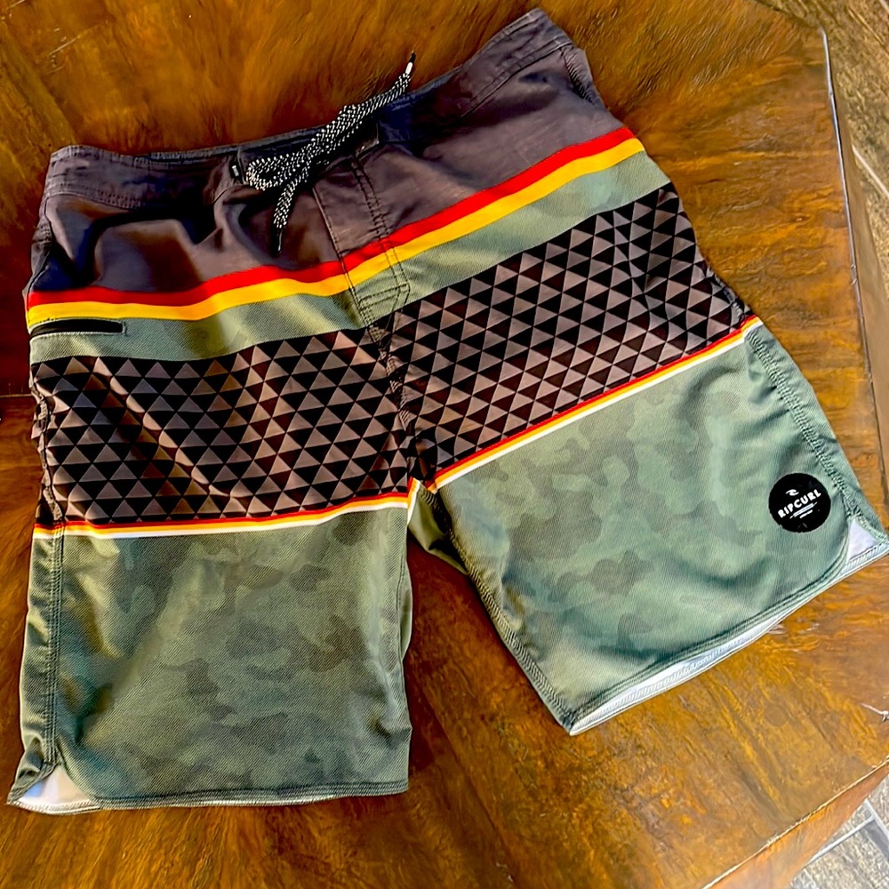 Rip Curl Mirage Boardshorts Size 34” Camo/Tribal/Rasta